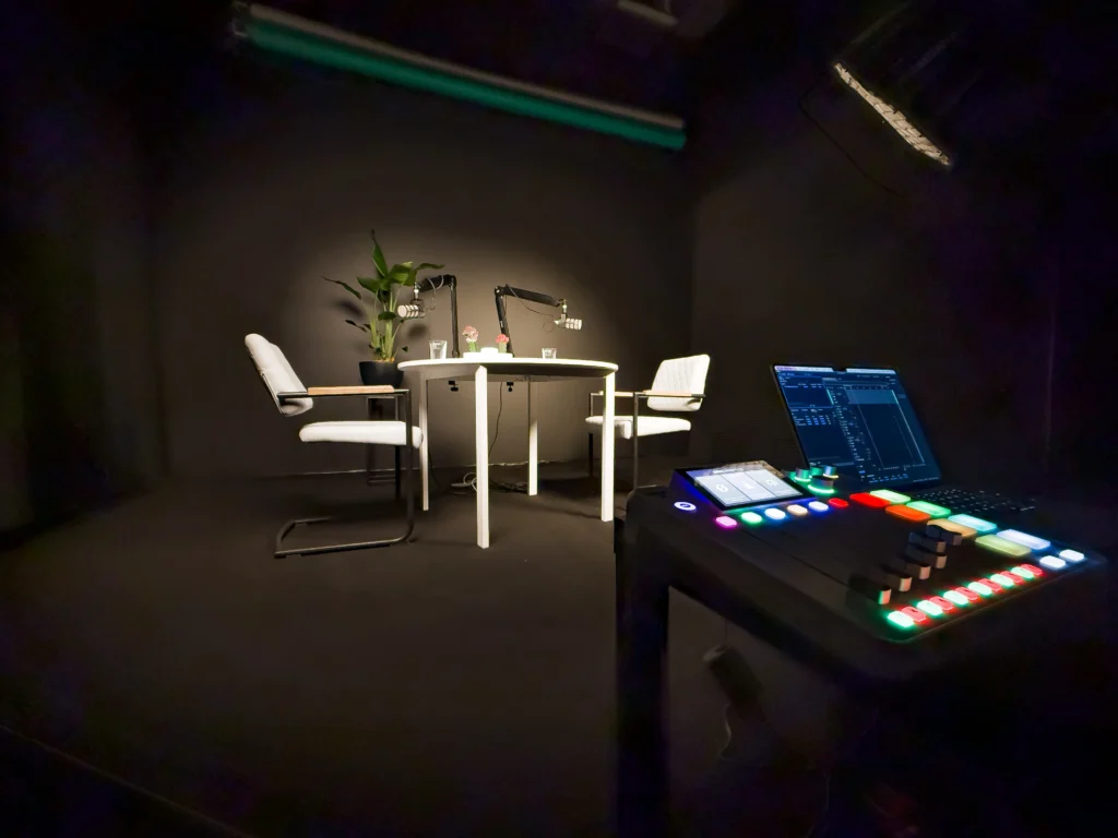 SKG-00002 Stanowisko realizacyjne w studiu nagrań Gdańsk z mikserem audio i komputerem