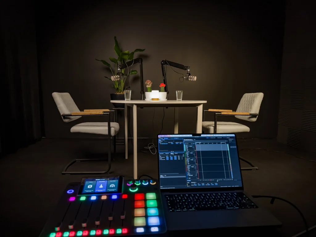 SKG-00013 Studio nagrań w Gdańsku z oświetleniem LED, stołem i sprzętem audio Rode