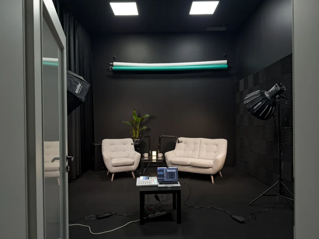SKG-00024 Studio nagrań i fotograficzne w Gdańsku z czarnym tłem i oświetleniem