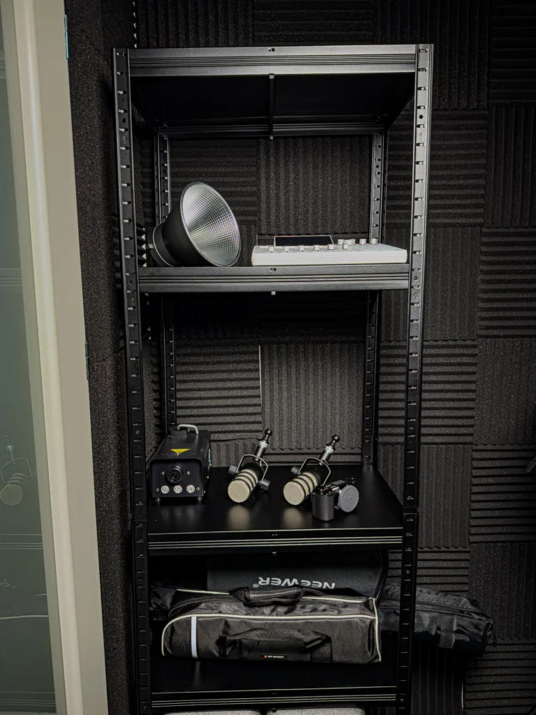SKG-00030 Sprzęt audio, mikrofony i akcesoria w studiu nagrań w Gdańsku